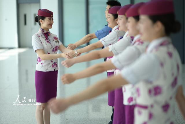 重慶復(fù)興號(hào)乘務(wù)員開(kāi)展服務(wù)禮儀培訓(xùn) 提升高鐵服務(wù)品質(zhì)